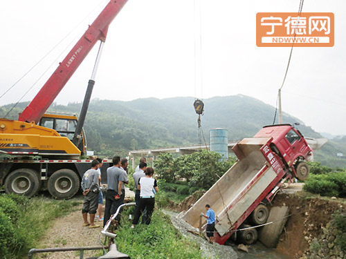 卡车驶过蕉城九都贵村5米小桥 桥面坍塌掉入河`