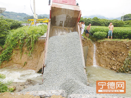 卡车驶过蕉城九都贵村5米小桥 桥面坍塌掉入河