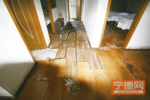 疑因排水管道堵塞 市区帝源大厦三楼店铺闹“水灾”
