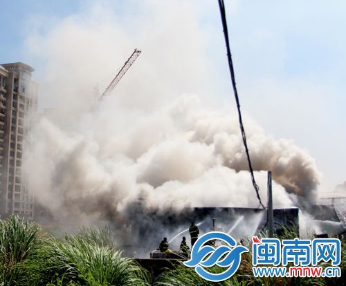 金井一闲置仓库 清晨蹊跷起火