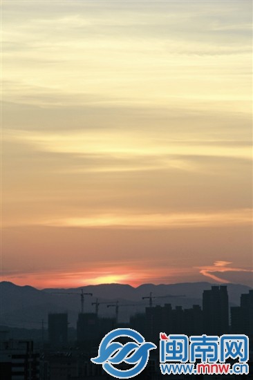 日斜归路晚霞明