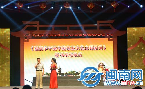 陈世雄向观众介绍新书