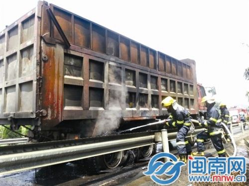 消防员正在灭火,货车轮胎都已烧瘪