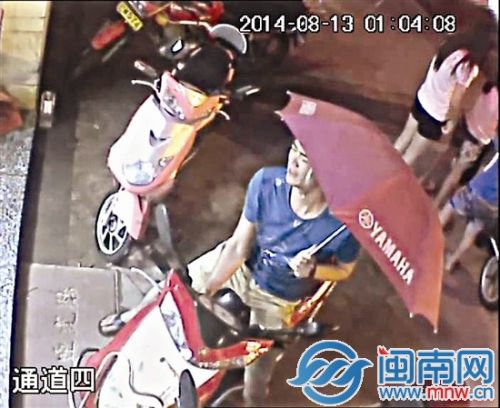 郑某骑着偷来的车进足浴店（监控截图）