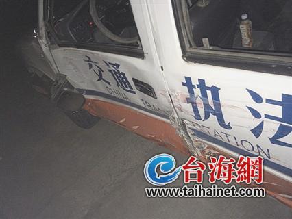 超载货车冲关撞瘪执法车