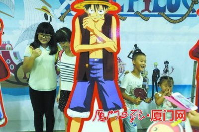 观众在展览现场留影