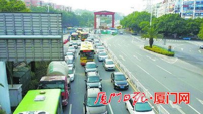 塘边公交车站路段拥堵，公交车被“包围”