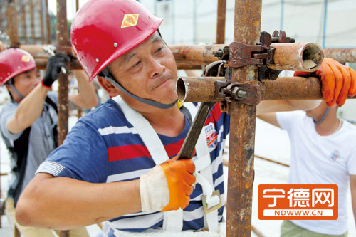 建筑施工特种操作工人正在进行脚手架搭设实地操作考核