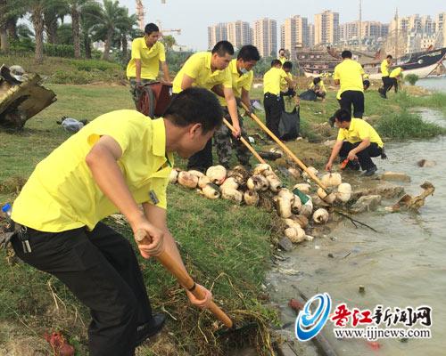 打捞湖面漂浮物 清除岸边杂草