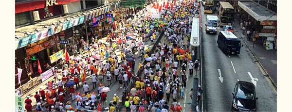 香港反對(duì)派假扮“反占中”群眾發(fā)錢 舞港英旗滋擾游行