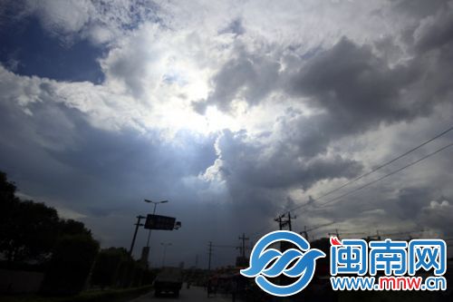 多变的天气，时而阳光普照，时而黑云压城(昨摄于漳州市区北环城路)