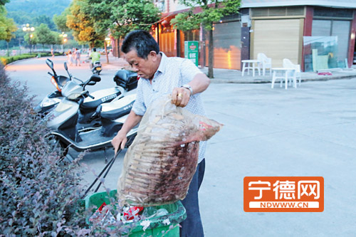 史世干正在捡拾路边的垃圾