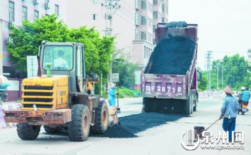 工人正在修补路面