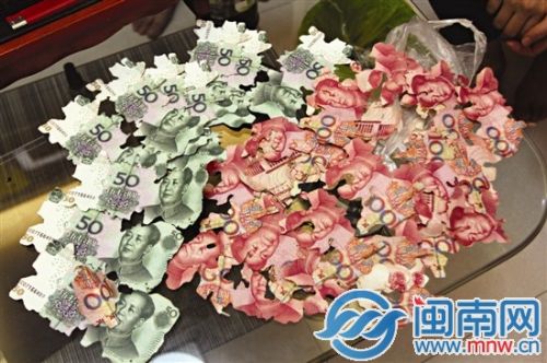 老太太的家人将受损比较小的钞票整理出来
