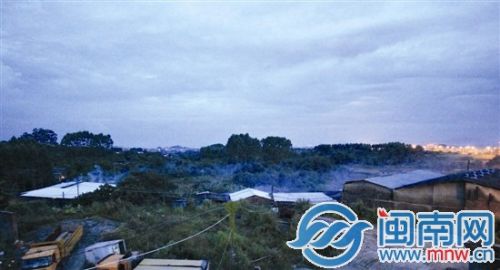 鐧界儫浠庝袱瀹堕粦浣滃潑椋樺嚭锛岄殢鐫€椋庡悜椋樺埌杩戠櫨绫冲鐨勪箤鐭虫潙