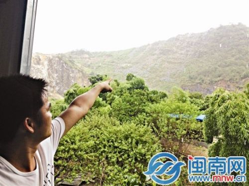 赖先生说，屋外矿山上的飞石曾砸进他家