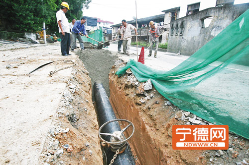 施工人员正在破路铺设新的供水管道