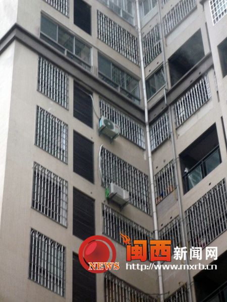 空调外挂很是显眼，并且没有防护措施