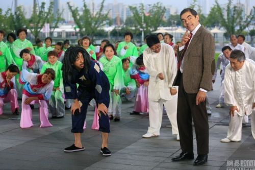 憨豆罗温艾金森与中国大妈跳表情舞表情肢体搞萝卜吃广场包图图片