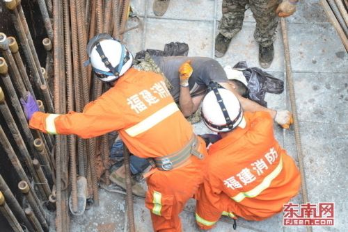水电站工人被钢筋刺穿小腿