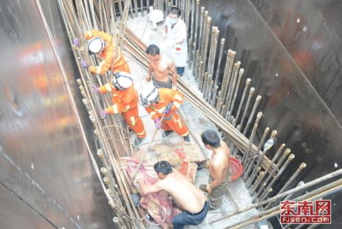 消防官兵和医护人员紧急救援受伤工人