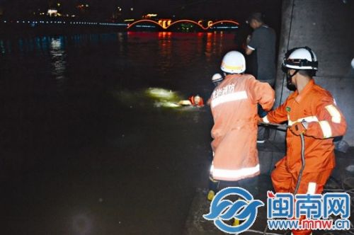 男子绑上绳索，被拉回岸上