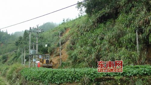 桃源镇组织力量抢通道路
