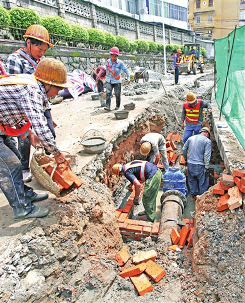 8月21日上午，在市区署前路，施工人员正在进行供水管网改造。