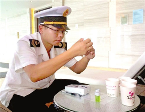 21日下午，卫生监督员正在对万达嘉华酒店游泳池进行尿素检测。