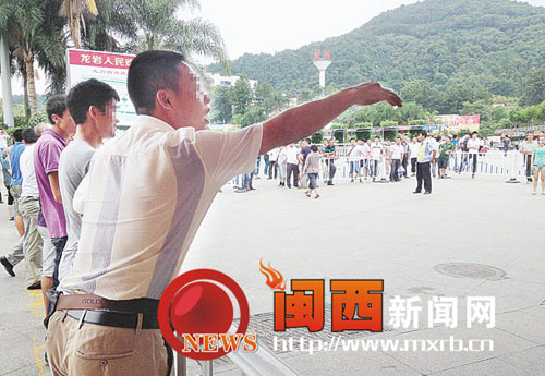 出站口拉客吆喝声 依旧嘈杂