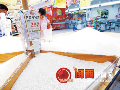 在龙岩大道一家大型超市内，各品种大米被摆在柜架上。