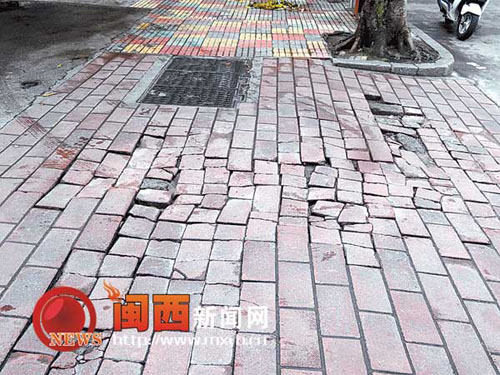 溪南路一处破损的地砖。
