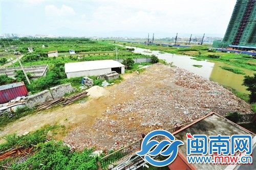 填土建停车场的这片区域原是一处河湾，渣土一直填到主河道边