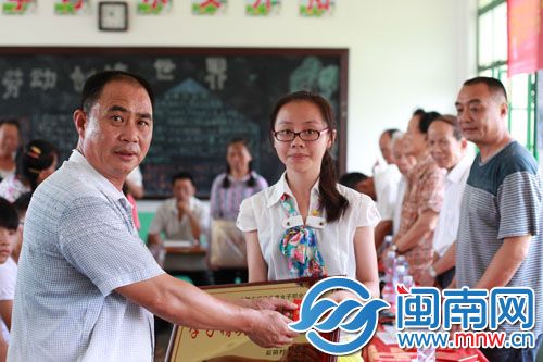 受助学子领到奖学金