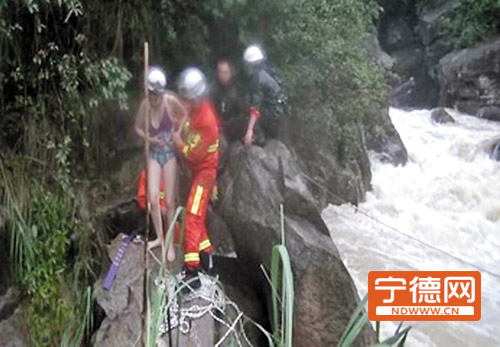一女子获救现场。吴钟德图