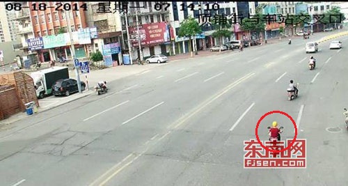 肇事者身穿红色上衣，头带黄色头盔