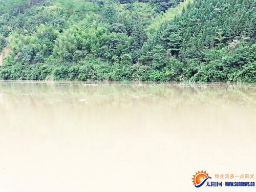 九龙江圆潭村河段，水面上漂着白色漂浮物。