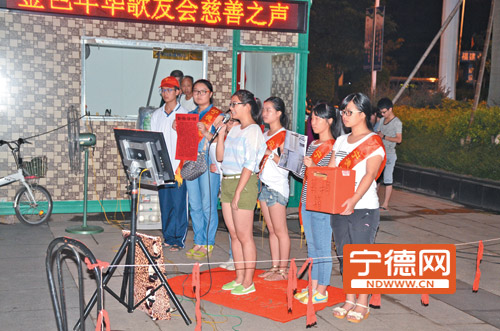 同学募捐现场。