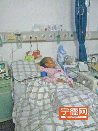 陈晓英在病床上。