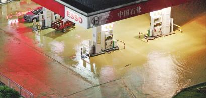 泥水冲进六路加油站。