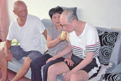 老夫妻照顾癫痫儿43载