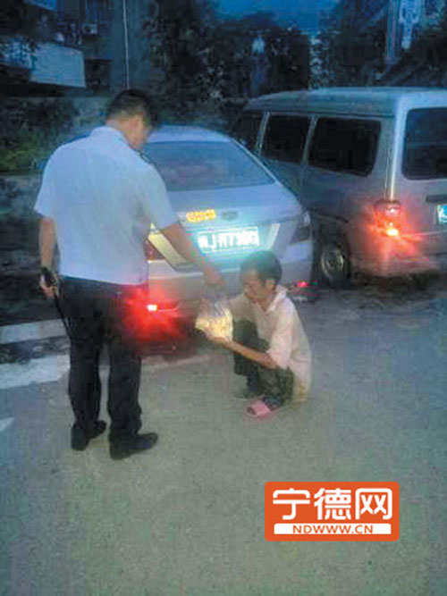 民警劝离行乞男子