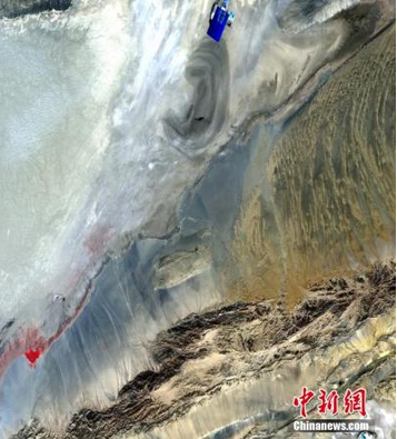 图为大地在“倾听”,新疆吐鲁番鄯善县罗布泊镇。