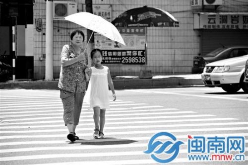 鐏荆杈ｇ殑澶槼锛岀収寰楃溂鐫涚潄涓嶅紑锛堟槰鏃ユ憚浜庢汲宸炲競鍖鸿吘椋炶矾锛?jpg