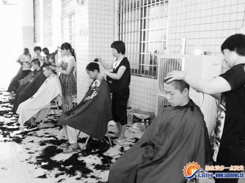 學(xué)校要求所有男生必須統(tǒng)一理平頭，否則不準(zhǔn)注冊