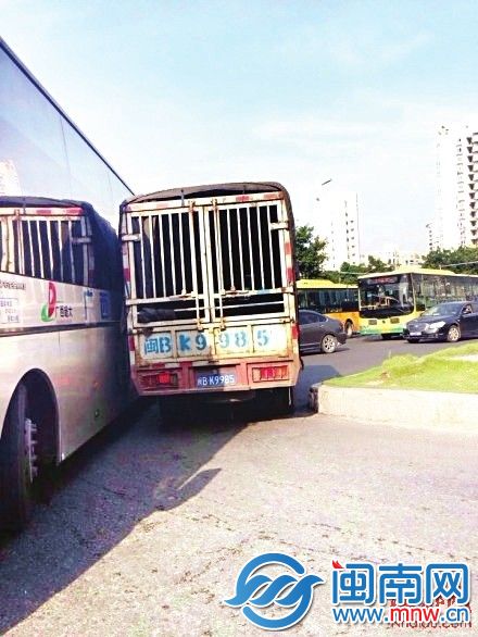 闽BK9985蓝牌货车强行掉头被市民抓拍（微博图）