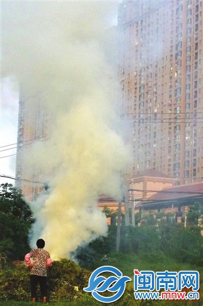 浓烟蹿起几十米高