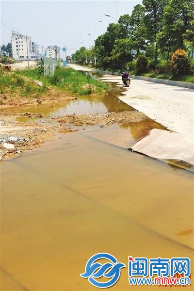 辅道上满是积水