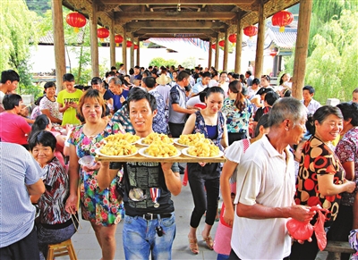 八方宾客云集西浦村,喜吃“八仙饭”,共祈安康