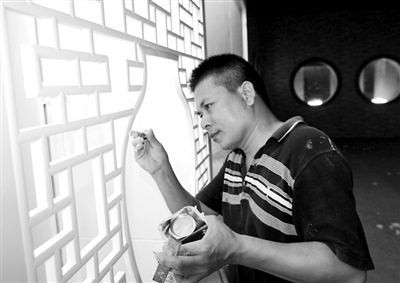 工人正在加紧装修和内部整理